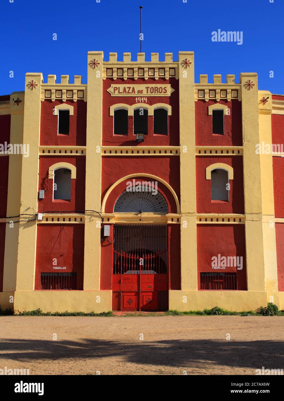 Merida, Provinz Badajoz, Extremadura, Spanien. Außenfassade der historischen Stierkampfarena. Mit maurischen - arabischen architektonischen Details gestaltet. Stockfoto