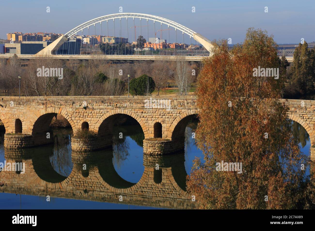 Merida, Badajoz, Extremadura, Spanien. Die römische Brücke, die auf dem Guadiana Fluss reflektiert. Moderne Lusitania Brücke im Hintergrund. UNESCO-Weltkulturerbe. Stockfoto