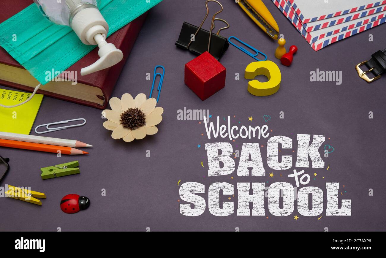 Willkommen zurück in der Schule mit Handdesinfektionsmittel und Schreibwaren Banner Stockfoto