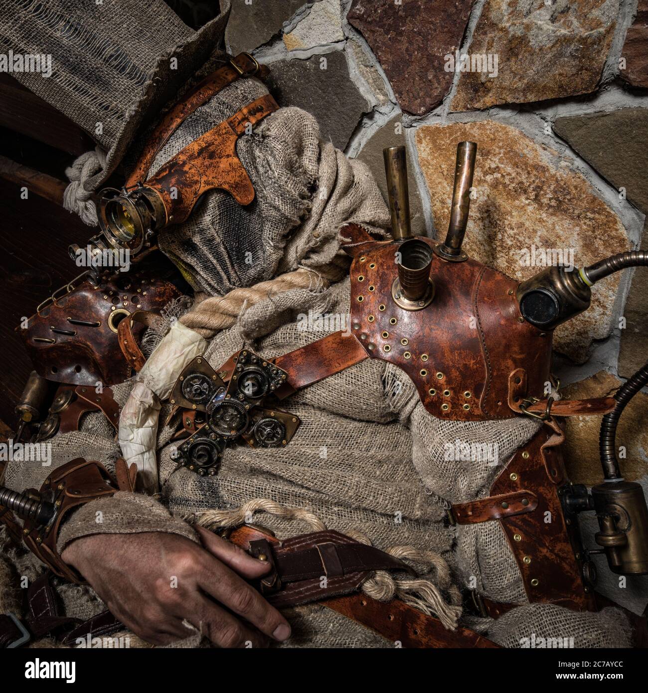 Futuristischer Charakter Cyborg Stalker. Kunstfotografie im Steampunk-Stil. Stockfoto