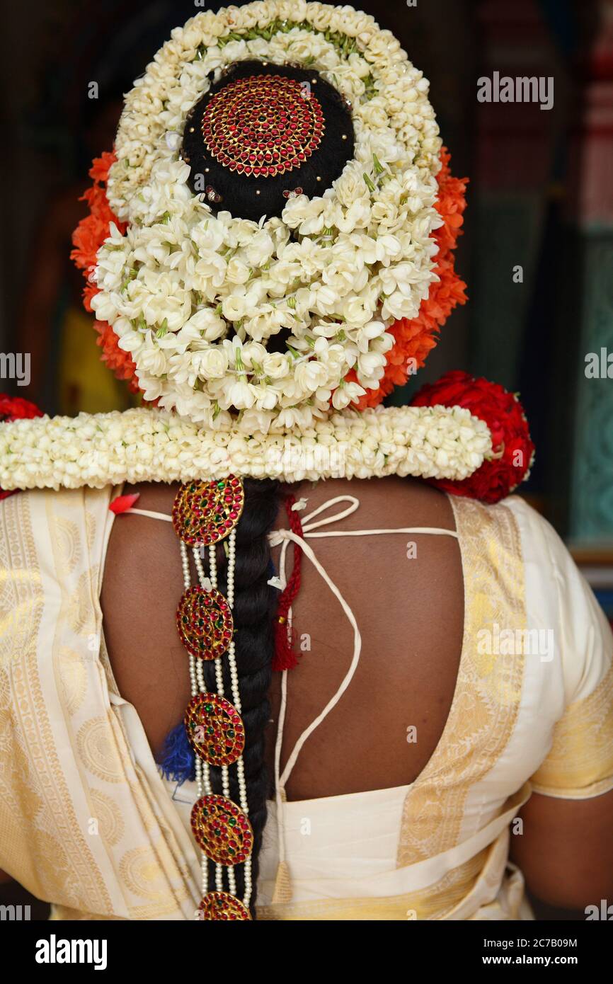 Indische Frau Braut Frisur mit Jasmin Blumen Dekoration und Hals. Vertikale Ansicht. Singapur. Stockfoto