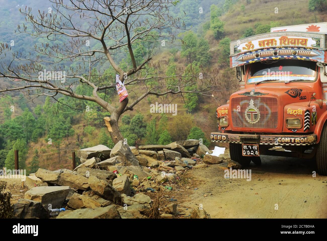 Ein LKW steht auf einer Straße, die Teil des Strategic Road Network (SRN) Nepals ist, und liegt an einem steilen Hang am Rande des Kathmandu Valley, am Stadtrand von Kathmandu City, Nepal. Archivfoto (2016). Das Straßennetz in Nepal erlitt durch das Erdbeben von 2015 mäßige Schäden. Die geschätzten Schäden für das strategische Straßennetz (SRN) betrugten 45.9 Millionen USD, während die Gesamtverluste auf 5.26 Millionen USD geschätzt wurden. Auf Local Road Network (LRN) betrug der geschätzte Gesamtschäden 124.85 Millionen USD, während der Gesamtschäden 42.74 Millionen USD betrug. Stockfoto