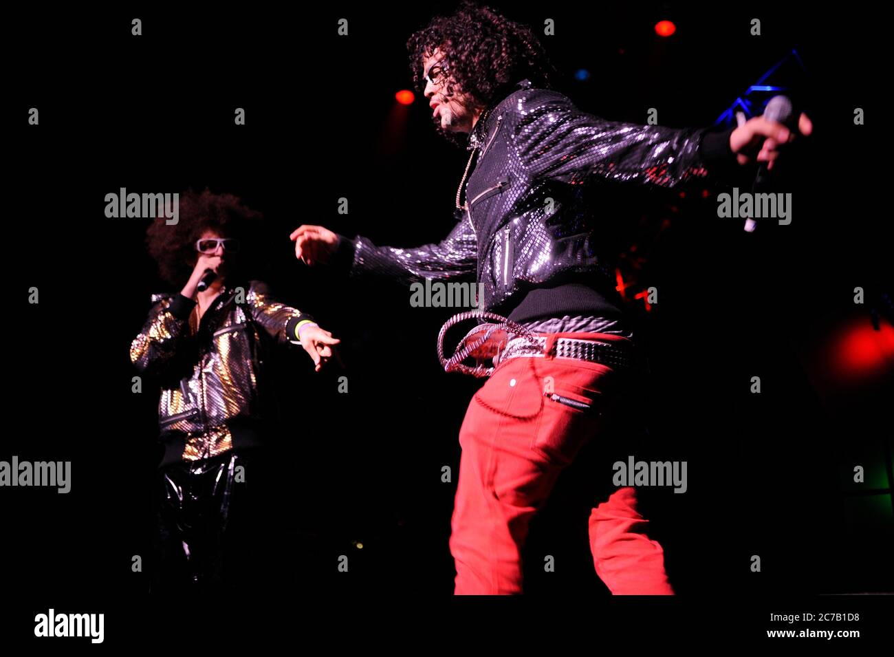 LMFAO treten auf der 2008 Power 106 Cali Christmas im Gibson Amphitheatre in Los Angeles auf. Kredit: Jared Milgrim/Der Fotoreporter Stockfoto