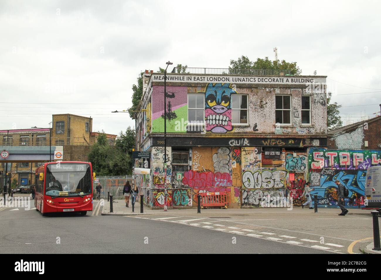 London, Großbritannien. Juli 2020. Ein Bus fährt an einem verlassenen, verlassenen Gebäude vorbei, das mit Graffiti bedeckt ist.Trotz der Wiedereröffnung von „nicht-essentiellen“ Geschäften, Parks und einigen Freizeiteinrichtungen war die Zahl der Käufer immer noch niedriger als üblich, da die Öffentlichkeit sich für Online-Einkäufe und die Arbeit von zu Hause aus entscheidet. Kredit: SOPA Images Limited/Alamy Live Nachrichten Stockfoto