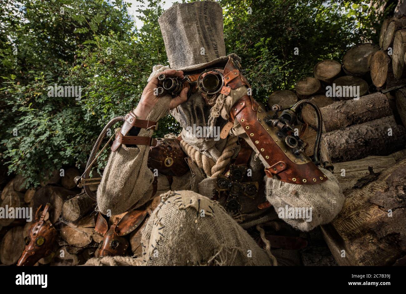 Futuristischer Charakter Cyborg Stalker. Kunstfotografie im Steampunk-Stil. Stockfoto