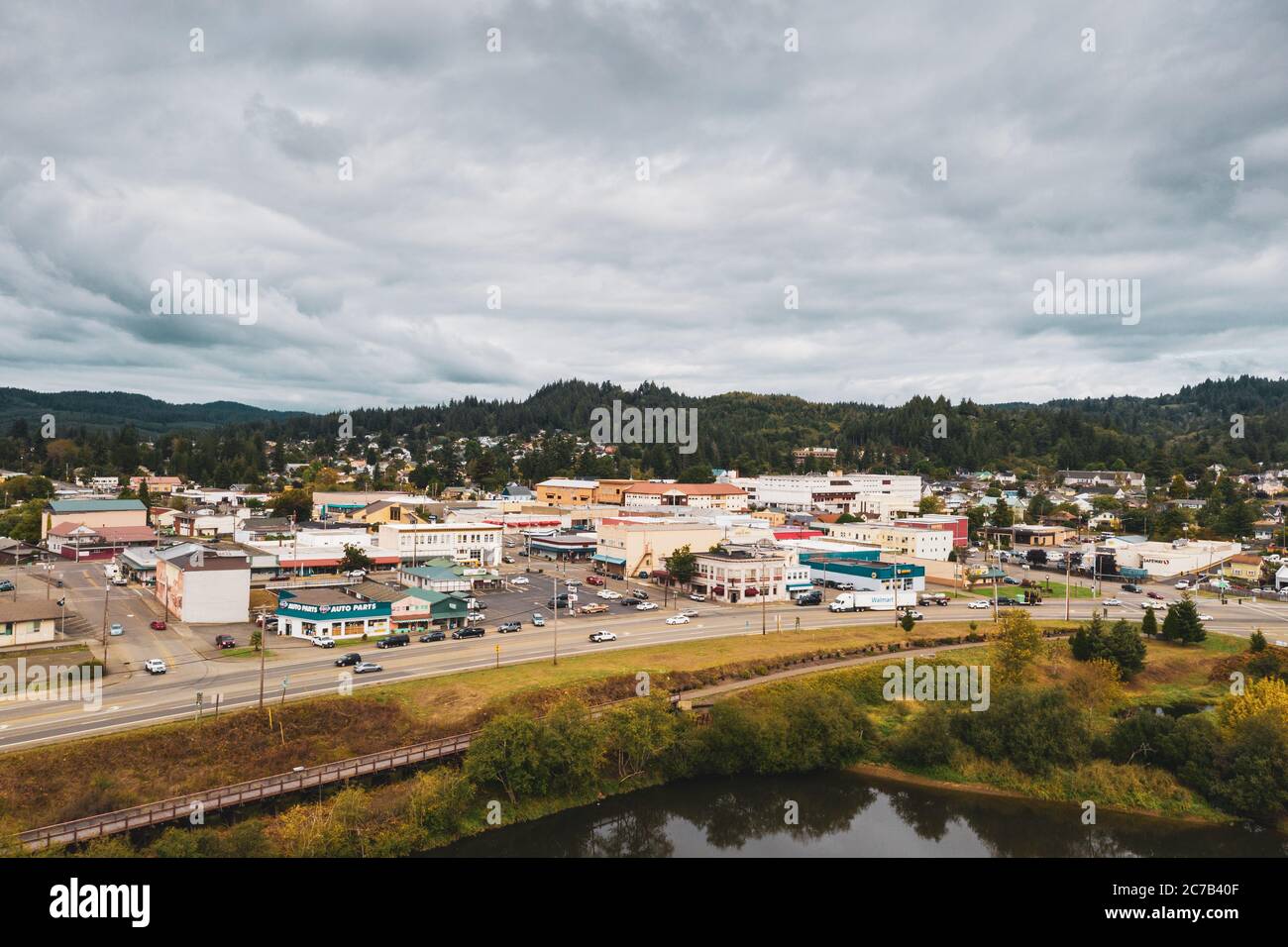 Luftaufnahme von Coquille, Kleinstadt im Süden von Oregon. Stockfoto