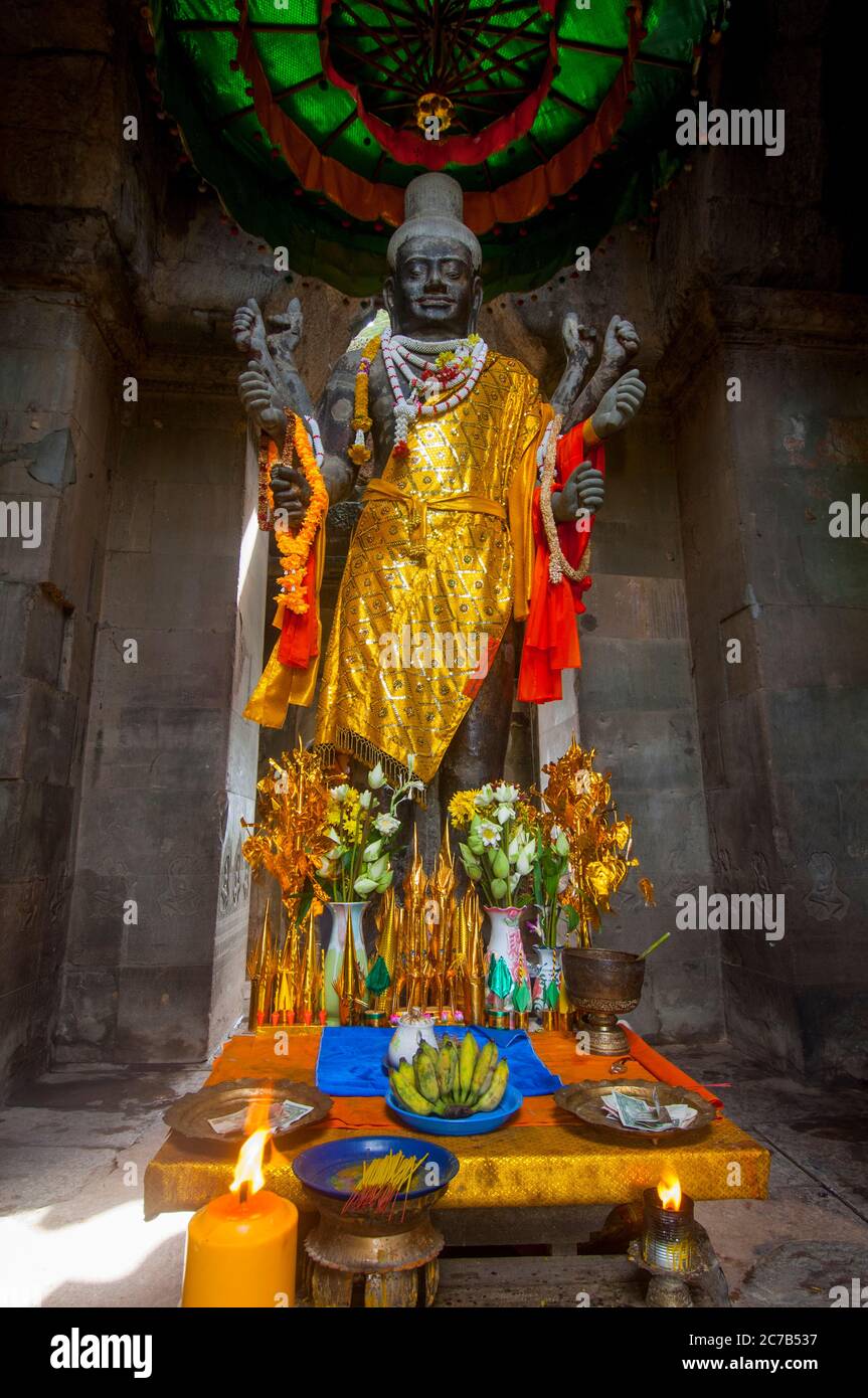Eine geschmückte Statue von Herrn Vishnu, einem hinduistischen gott, dem Obersten Gott des Vaishnavismus (einer der drei Hauptkonfessionen des Hinduismus) und einer der t Stockfoto