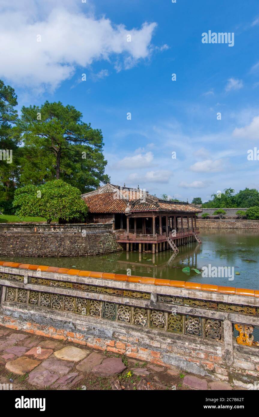 Blick auf den Pavillon von Xung Khiem am Grab des Kaisers TU Duc (UNESCO-Weltkulturerbe), der die längste Herrschaft eines Monarchen der Nguyen genoss Stockfoto