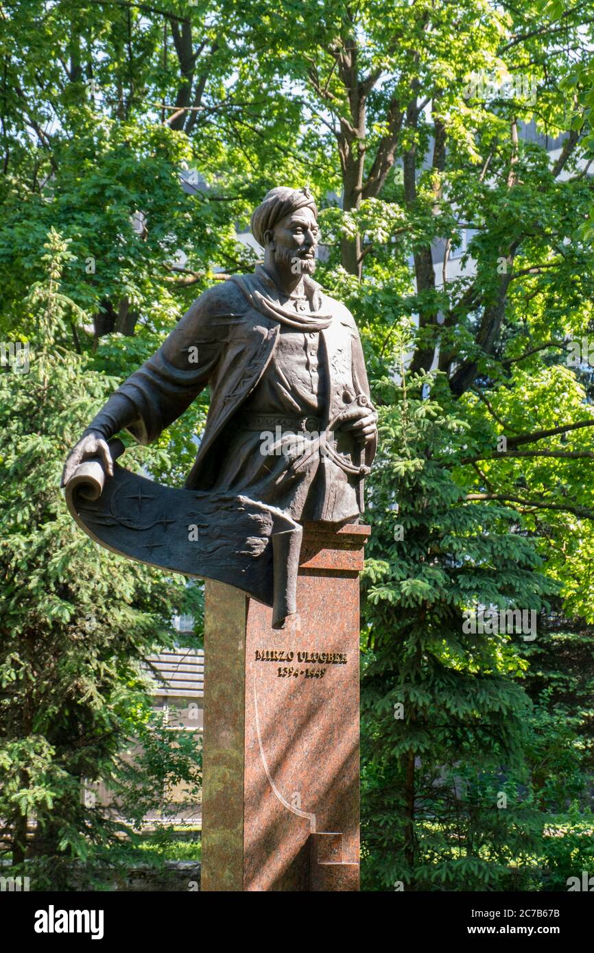 Eine Bronzestatue im Park von Mirzo Ulugbek, einem großen Führer aus Usbekistan. In Riga, Lettland. Stockfoto