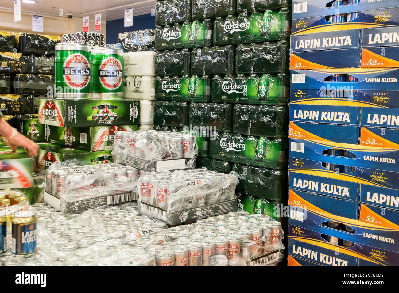 Einige der Bier, Alkohol Auswahl zum Verkauf. Im Duty Free Shop auf der  Tallink Fähre von Riga, Lettland nach Stockholm, Schweden Stockfotografie -  Alamy