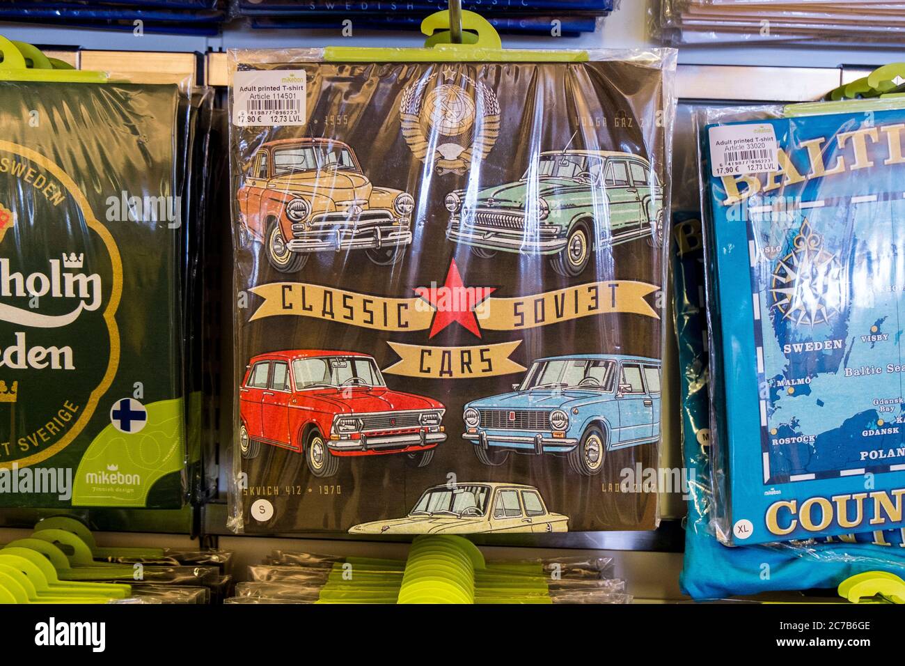 Detail eines T-Shirts zum Verkauf, das alte russische Autos wie die Lada zeigt. Im Duty Free Shop auf der Tallink Fähre von Riga, Lettland nach Stockh Stockfoto