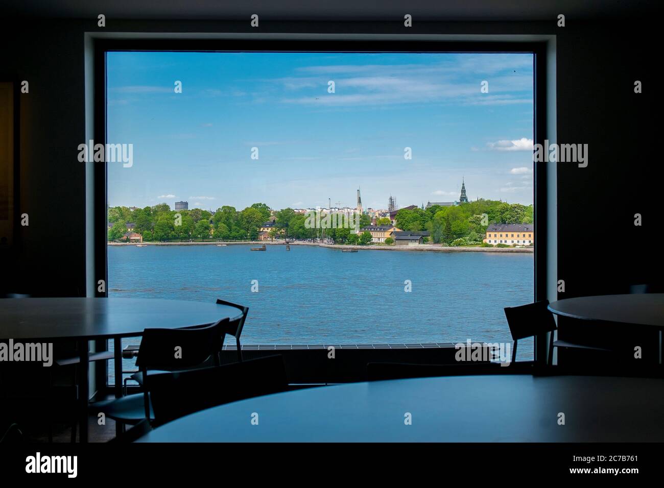 Der atemberaubende Blick aus den großen Panoramafenstern im Café oben im Fotografiska-Fotomuseum in Stockholm, Schweden. Stockfoto