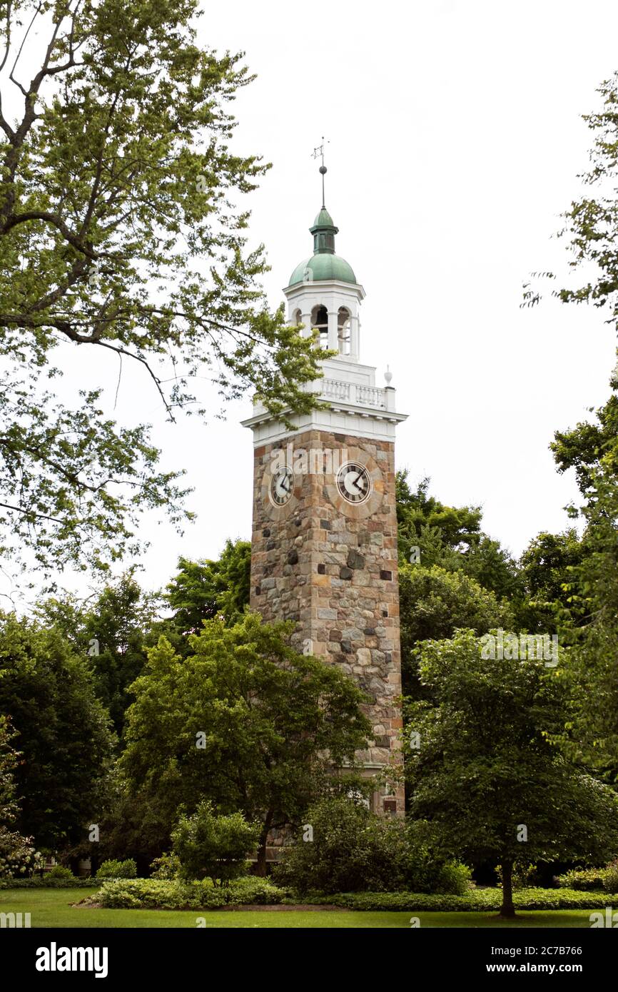 Der Uhrenturm im Elm Park an der Washington Street in Wellesley, Massachusetts, USA. Stockfoto