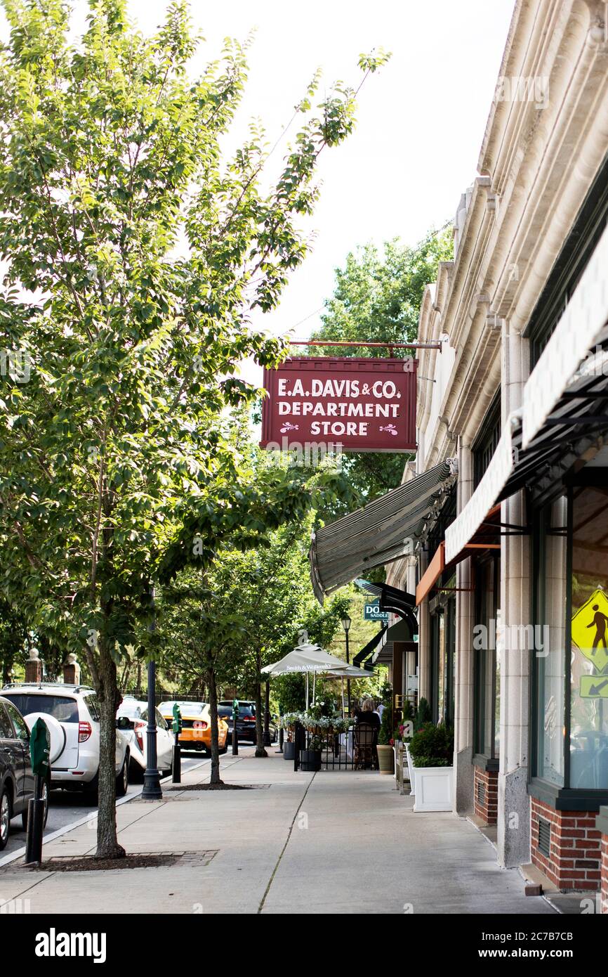 Das E. A. Davis Kaufhaus Schild an der Washington Street in der Innenstadt von Wellesley, Massachusetts, USA, mit Outdoor Dining bei Smith & Wollensky. Stockfoto