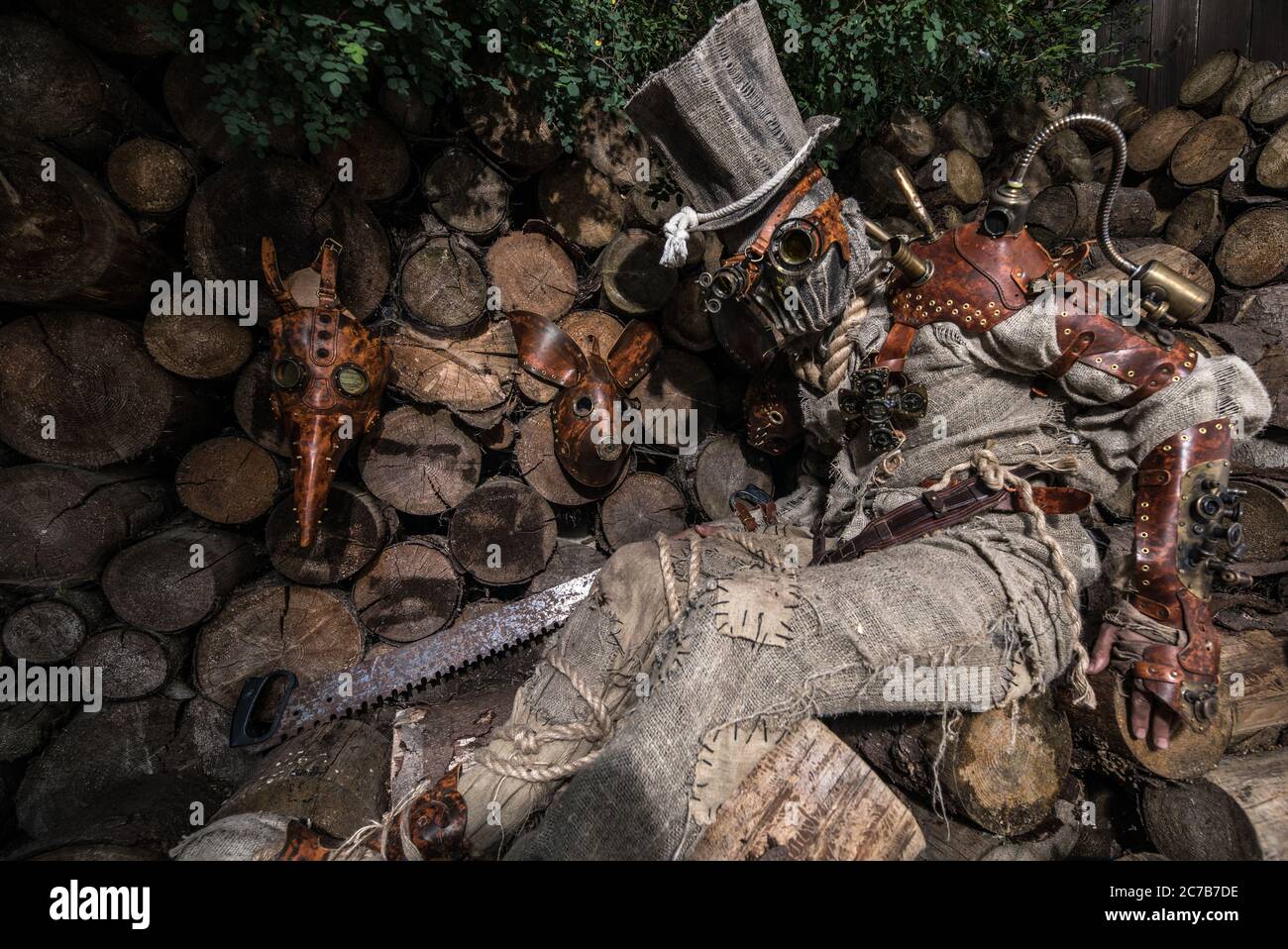 Futuristischer Charakter Cyborg Stalker. Kunstfotografie im Steampunk-Stil. Stockfoto
