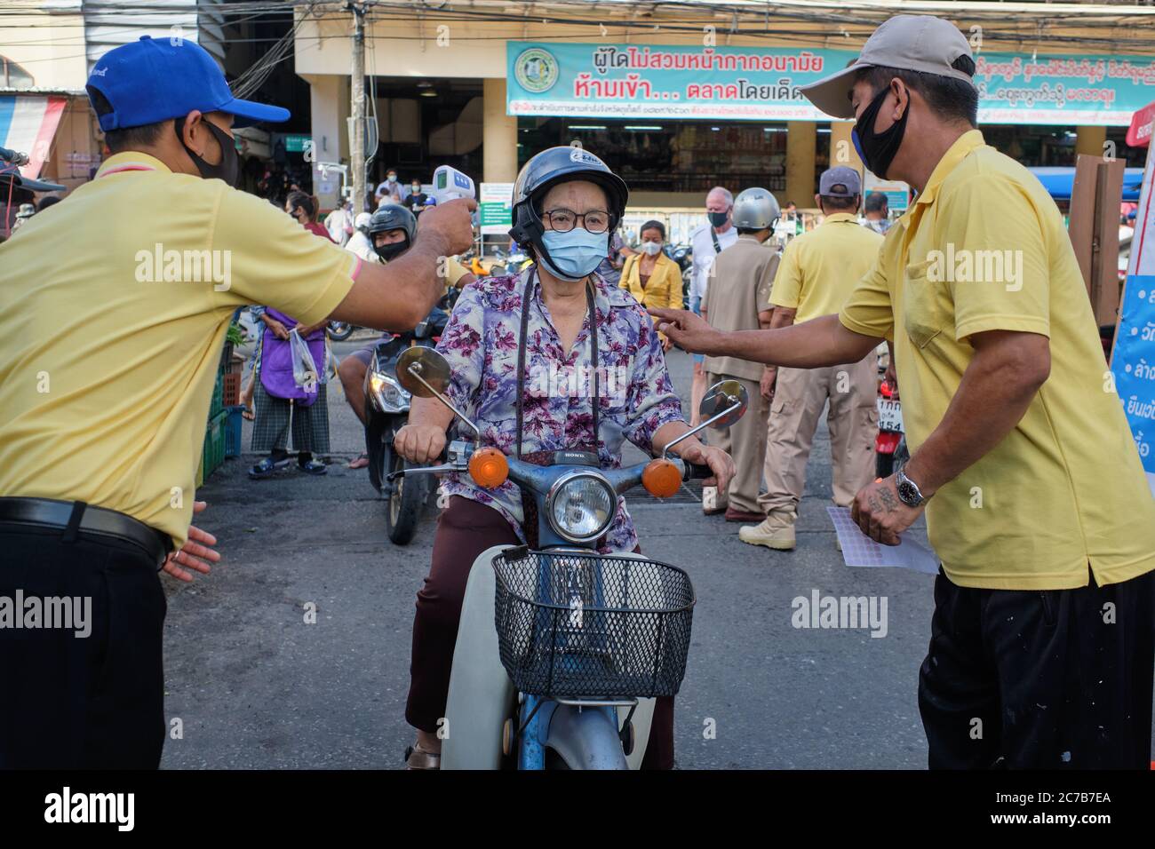 Als Covid-19 Maßnahme, um den Markt in Phuket Town, Thailand, zu betreten, wird die Temperatur der Besucher überprüft und beim Okayed erhalten Sie einen farbigen Aufkleber Stockfoto