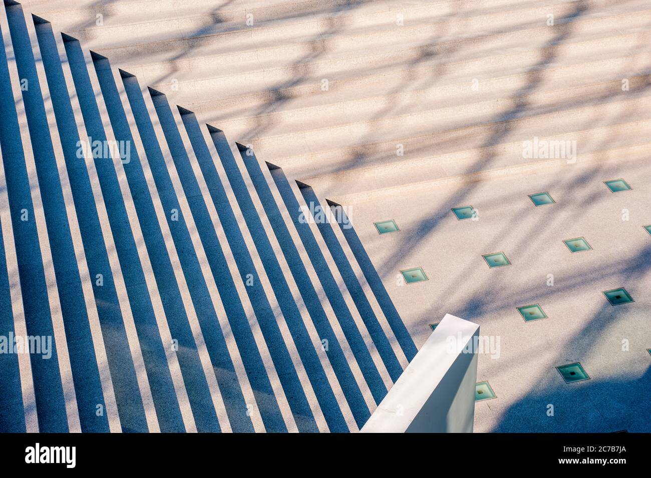 Ein kunstvoller Foto in der gläsernen Pyramide, einem der Hauptstrukturen und Symbol des Moerenuma Parks in Sapporo, Hokkaido Island, Japan. Stockfoto