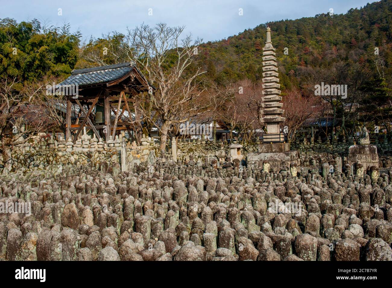 Steinstatuen erinnern an die Seelen der Toten im Adashino Nenbutsu-ji Tempel, einem buddhistischen Tempel in Ukyo-ku, Kyoto, Japan. Stockfoto