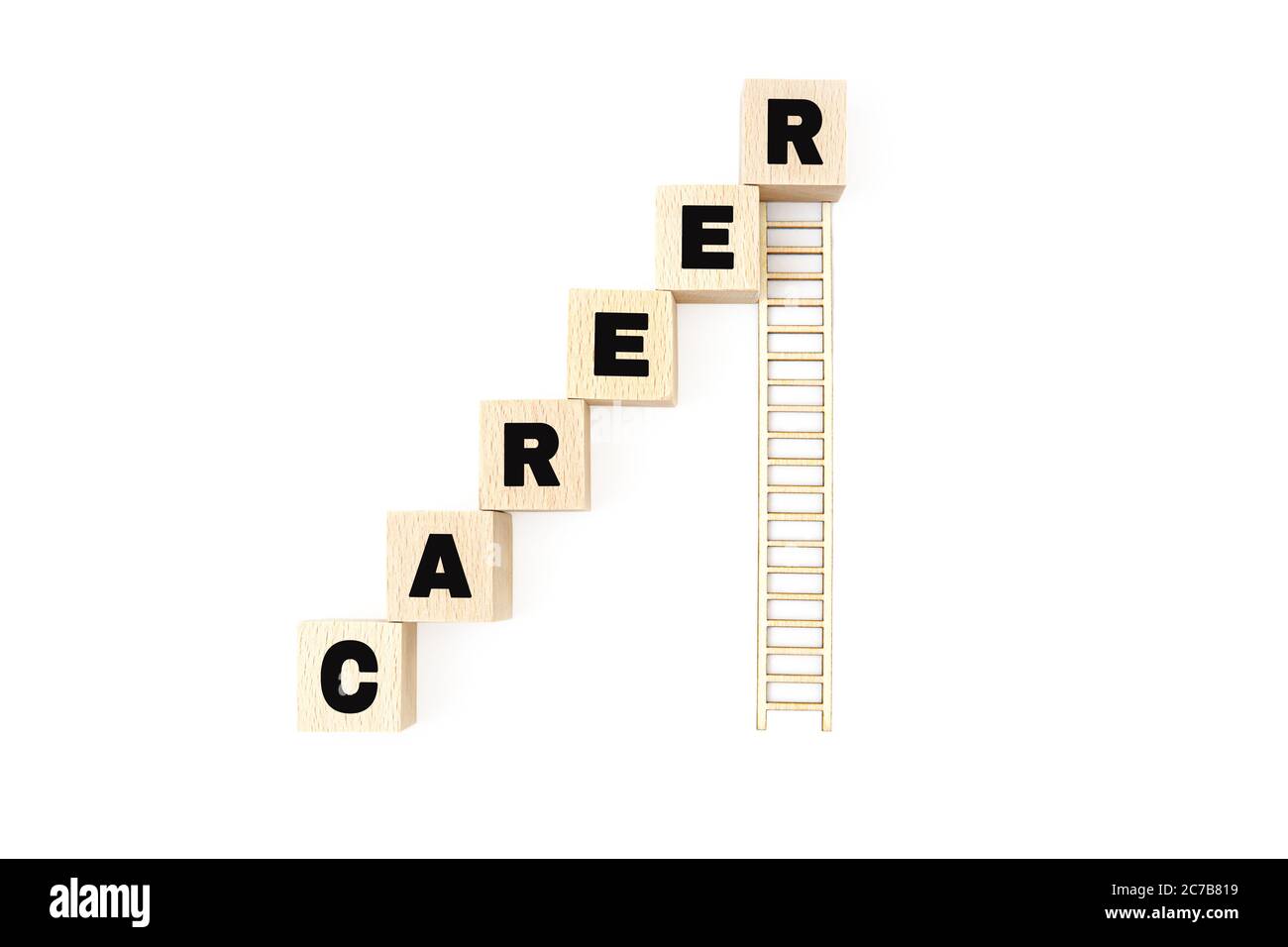 Treppe aus Spielzeug Holzblöcke Schreibweise des Wortes KARRIERE und eine lange Holzleiter isoliert auf weißem Hintergrund. Vielzahl von Karriere-Leiter-Programme Stockfoto