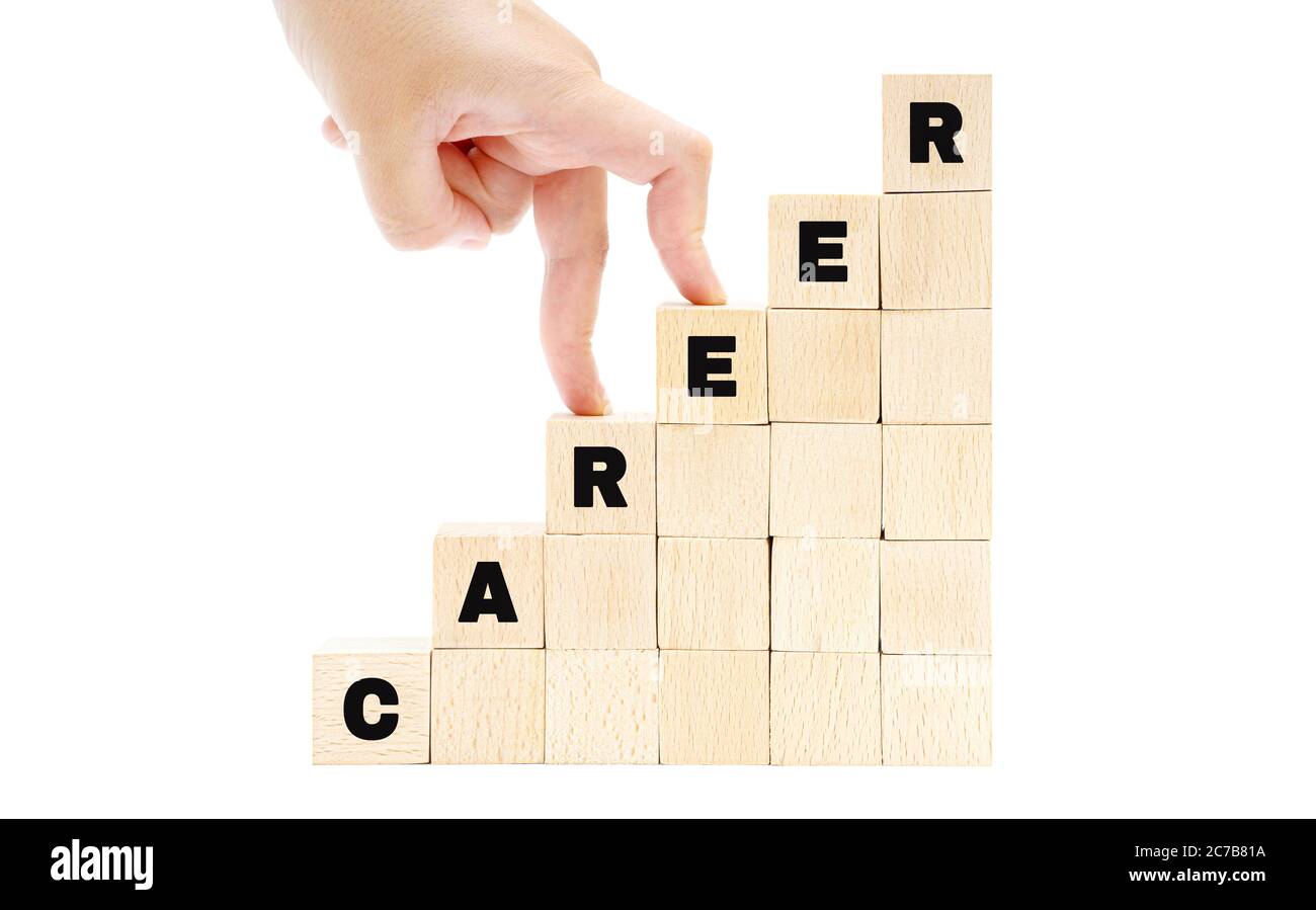 Weibliche Handfinger die Treppe aus Holzblöcken klettern Rechtschreibung des Wortes KARRIERE isoliert auf weiß. Erfolg, fleißiges Arbeiten und Zielerreichung Co Stockfoto