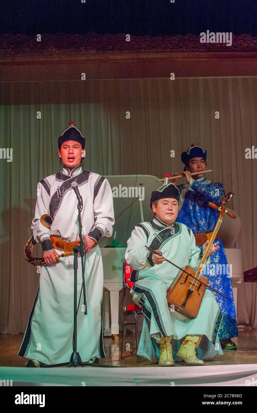 Ein mongolischer Kehlkopfsänger, begleitet von einem Musiker, der den Morin-Khuur spielt, auch bekannt als Pferdekopfgeige, eine traditionelle mongolische, verbeugte Saitenstimme Stockfoto