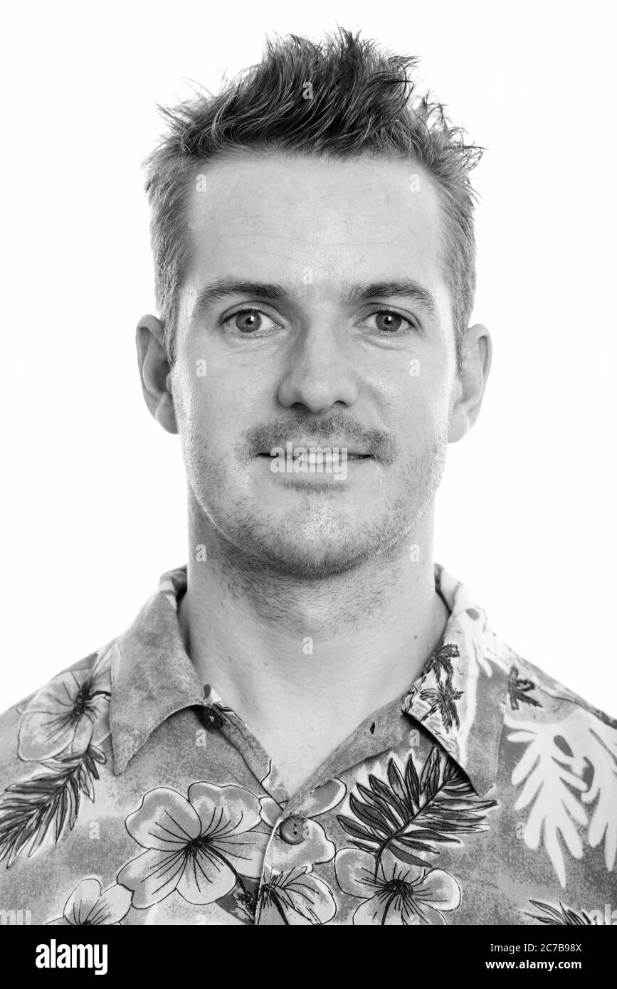 Gesicht von glücklichen Mann lächelnd, während Hawaiihemd bereit für den Urlaub Stockfoto Gesicht von glücklichen Mann lächelnd, während Hawaiihemd bereit für den Urlaub Stockfoto
