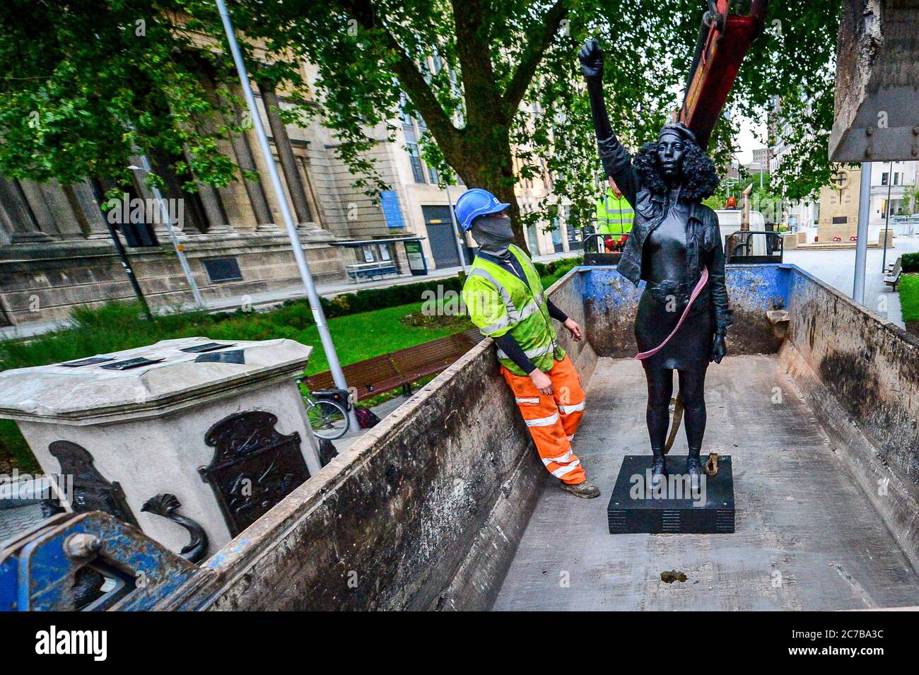 A Surge of Power (jen Reid) 2020, von dem berühmten britischen Bildhauer Marc Quinn, der in Bristol an der Stelle der gefallenen Statue des Sklavenhändlers Edward Colston aufgestellt wurde, wird vom Sockel entfernt und von Auftragnehmern in einen Recycling- und skip-Mietwagen verladen. Stockfoto