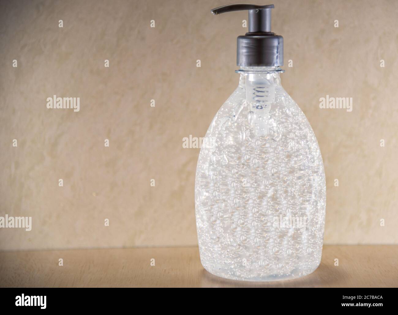 Flasche 70% Alkohol Gel. Cobnate die Covid-19 Pandemie. Desinfizieren des Produkts für den persönlichen Gebrauch. Kontrolle der Epidemiologie. Sauberkeit und Erhaltung. Che Stockfoto