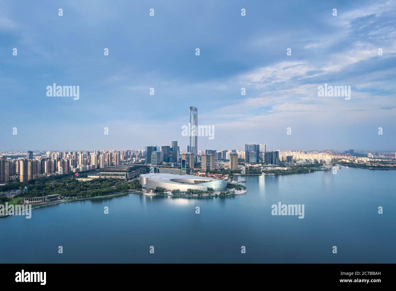 CBD-Gebäude am Jinji-See in Suzhou, China. Stadtarchitektur Fotografie. Stockfoto