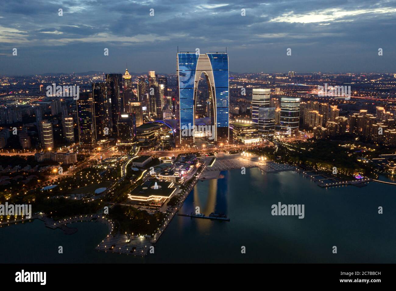 CBD-Gebäude am Jinji-See bei Nacht in Suzhou, China. Stadtarchitektur Fotografie. Stockfoto