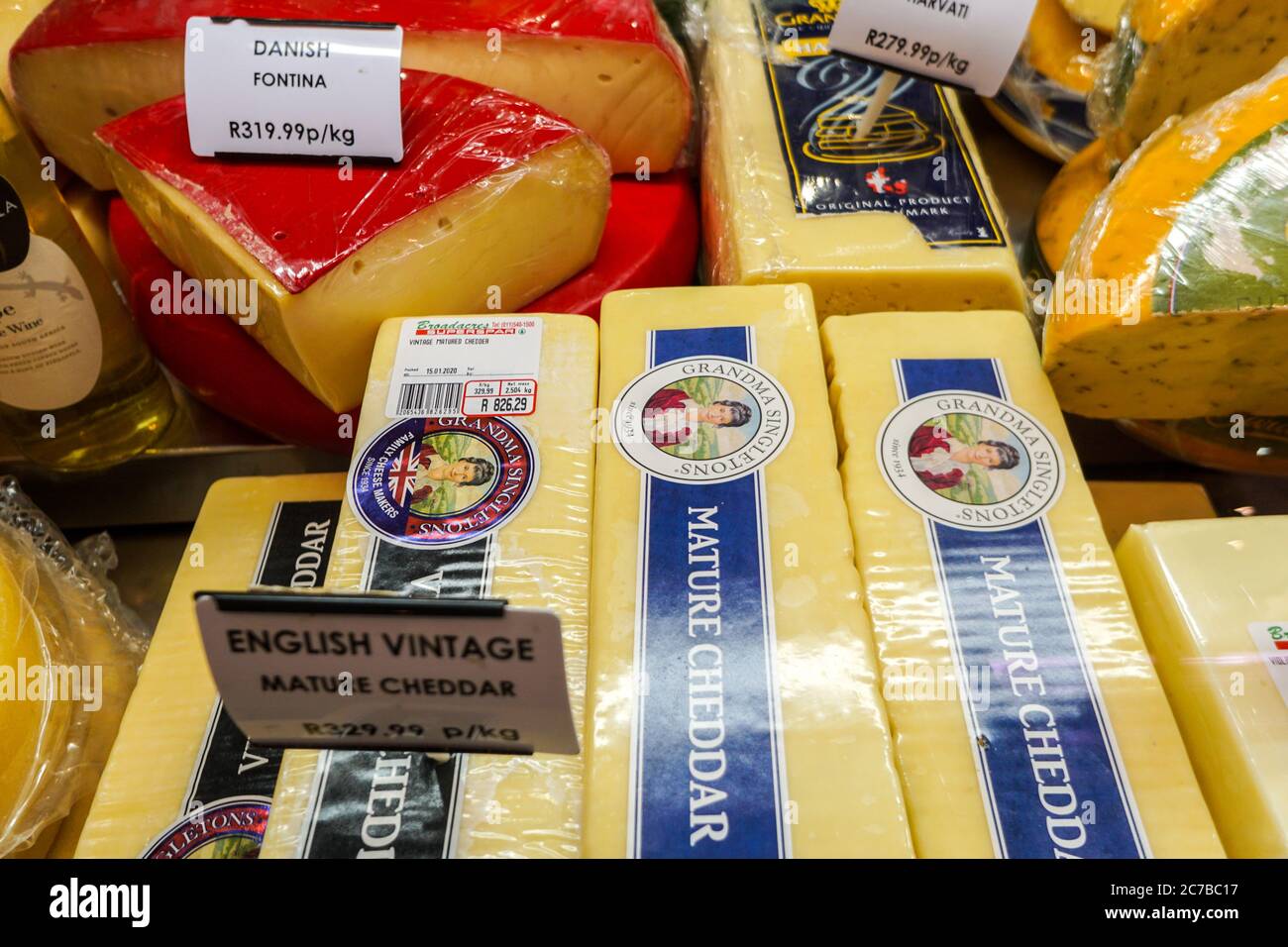 Importierte Käse Display Auswahl in einem offenen Kühlschrank in einem Supermarkt, Geschäft, Geschäft, Feinkost in Südafrika Stockfoto