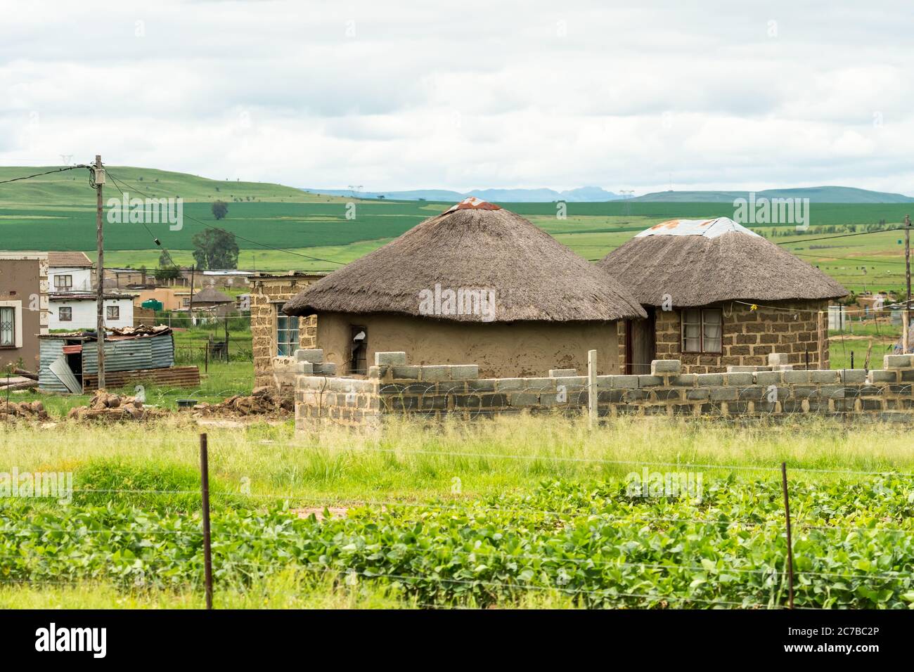 Grundlegende Low-Cost-Wohnungen in einer ländlichen landwirtschaftlichen Gemeinde in Kwazulu Natal, Südafrika Stockfoto