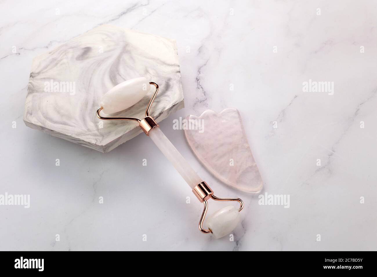 Gua Sha Gesichtswalze für Massage. Hebe- und Tonungsbehandlung zu Hause. Stockfoto