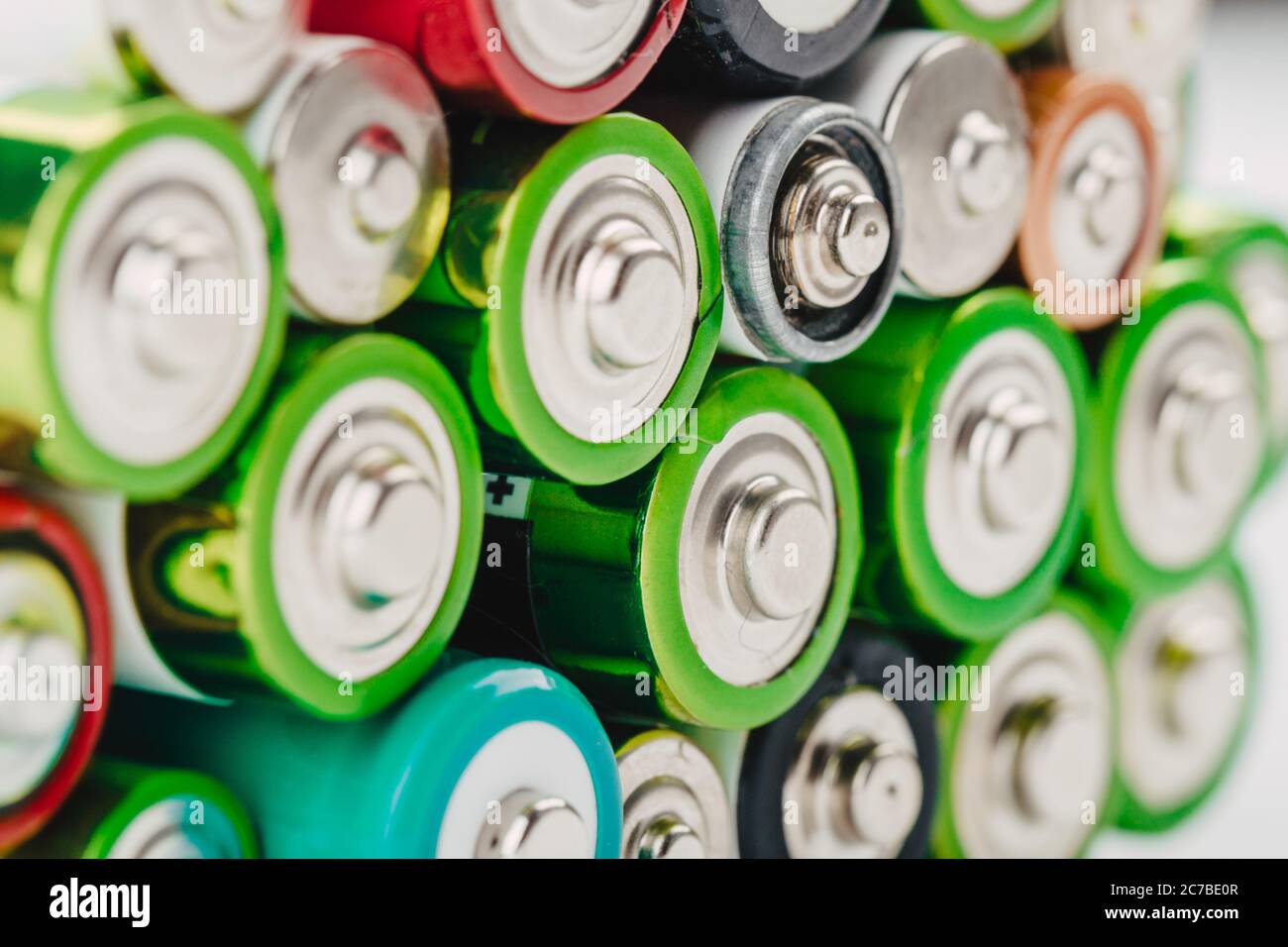 Nahaufnahme der Gruppe von gebrauchten AA-Einweg-Batterien verschiedener Farbe. Stockfoto