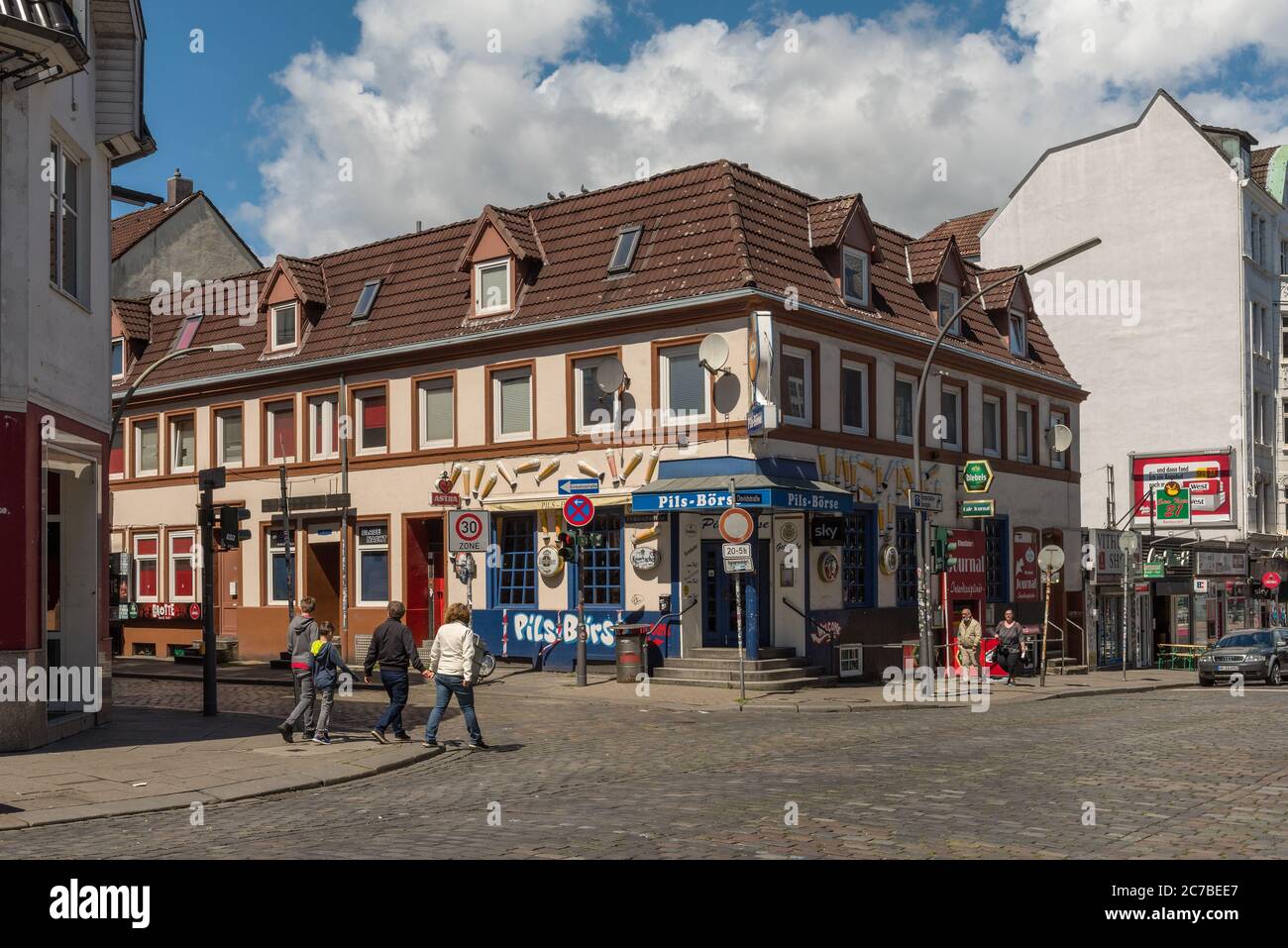 Blick auf eine Straße mit einigen Bars im Rotlichtviertel des Hamburger Stadtteils St. Pauli Stockfoto