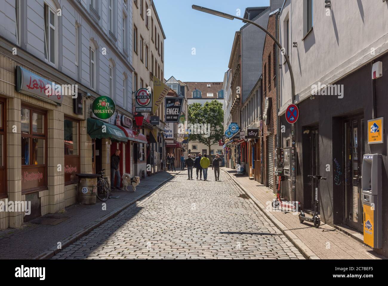 Blick auf eine Straße mit einigen Bars im Rotlichtviertel des Hamburger Stadtteils St. Pauli Stockfoto