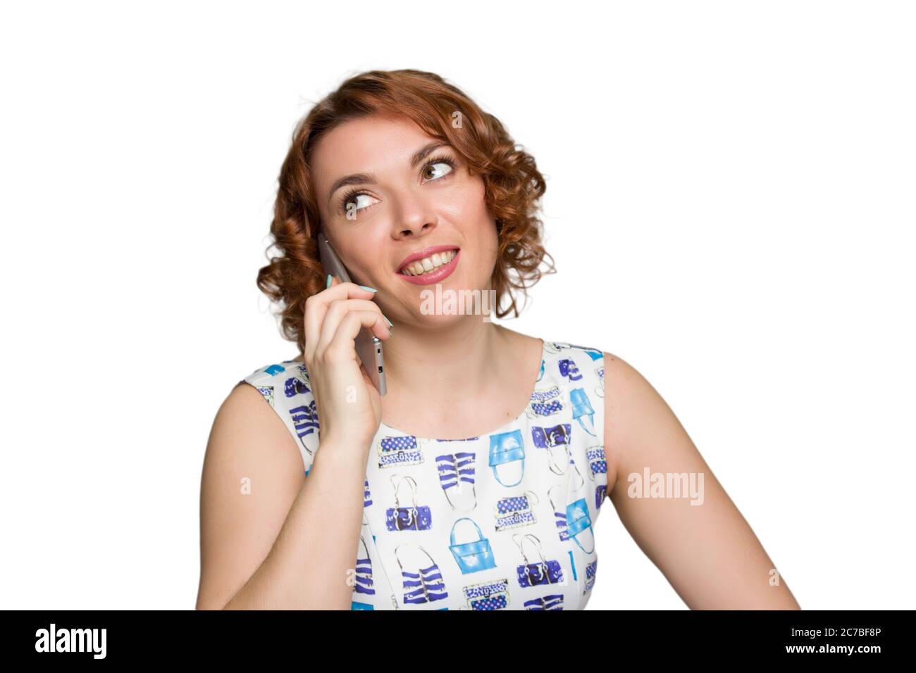 Porträt eines jungen rothaarigen übergewichtigen Mädchen auf weißem Hintergrund isoliert. Gespräche am Telefon mit einer guten positiven Stimmung Stockfoto