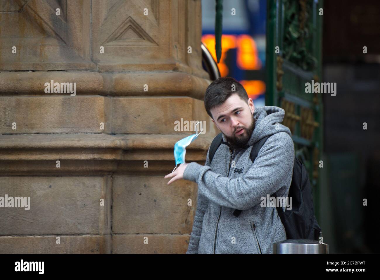 Glasgow, Schottland, Großbritannien. Juli 2020. Im Bild: Menschen mit Gesichtsmasken und Gesichtsbezügen während ihrer täglichen Zugfahrt zum Hauptbahnhof im Stadtzentrum. Die schottische Regierung hat es zur Pflicht gemacht, dass Gesichtsbezüge bei Reisen mit öffentlichen Verkehrsmitteln in Schottland getragen werden, um die Ausbreitung des Coronavirus zu verhindern. Quelle: Colin Fisher/Alamy Live News Stockfoto