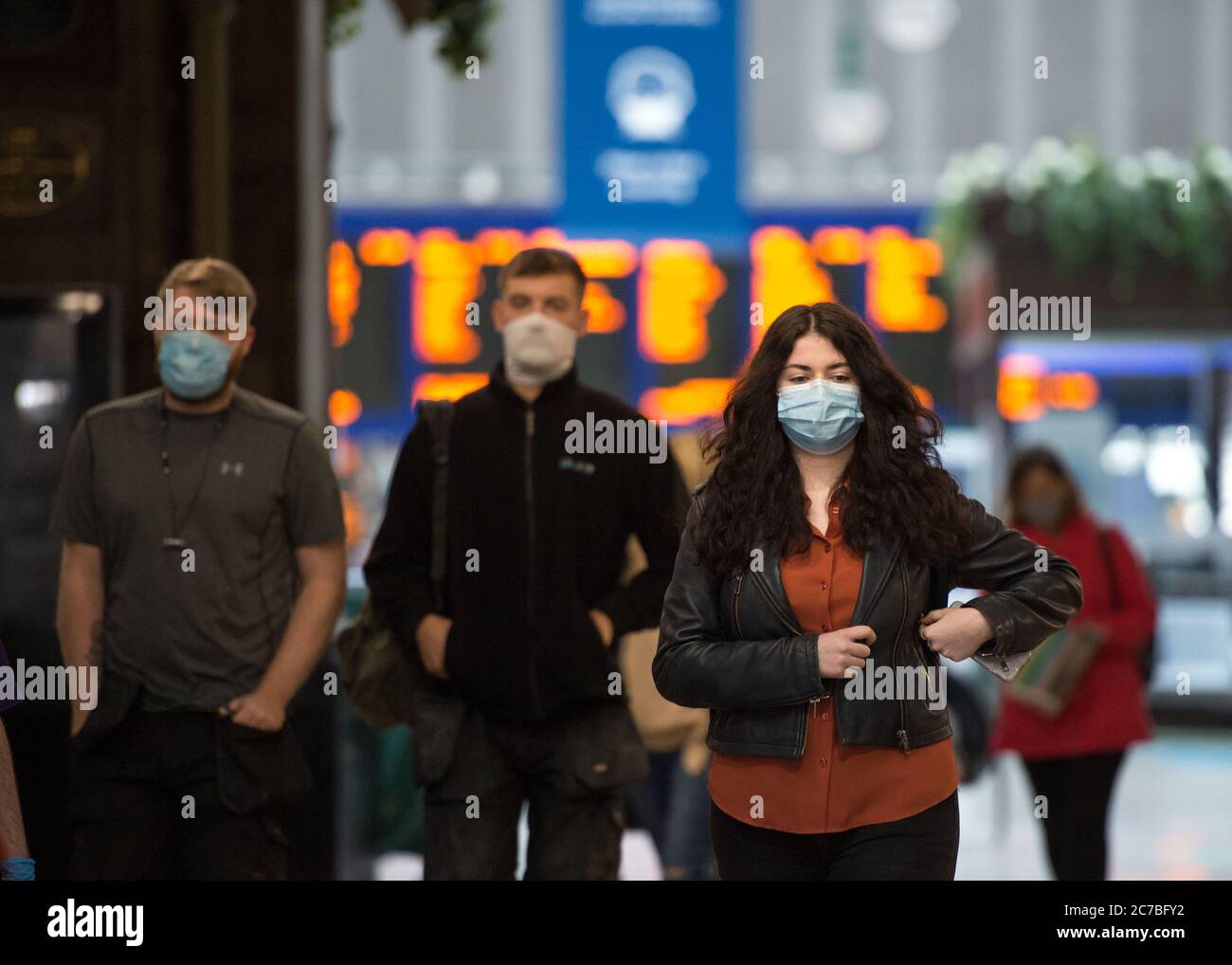 Glasgow, Schottland, Großbritannien. Juli 2020. Im Bild: Menschen mit Gesichtsmasken und Gesichtsbezügen während ihrer täglichen Zugfahrt zum Hauptbahnhof im Stadtzentrum. Die schottische Regierung hat es zur Pflicht gemacht, dass Gesichtsbezüge bei Reisen mit öffentlichen Verkehrsmitteln in Schottland getragen werden, um die Ausbreitung des Coronavirus zu verhindern. Quelle: Colin Fisher/Alamy Live News Stockfoto