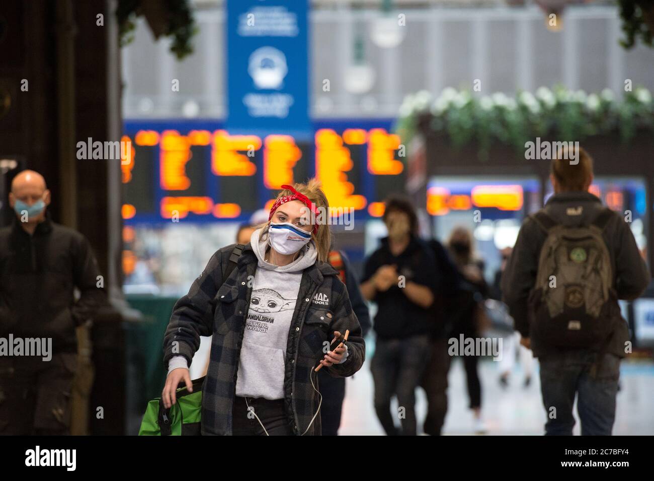 Glasgow, Schottland, Großbritannien. Juli 2020. Im Bild: Menschen mit Gesichtsmasken und Gesichtsbezügen während ihrer täglichen Zugfahrt zum Hauptbahnhof im Stadtzentrum. Die schottische Regierung hat es zur Pflicht gemacht, dass Gesichtsbezüge bei Reisen mit öffentlichen Verkehrsmitteln in Schottland getragen werden, um die Ausbreitung des Coronavirus zu verhindern. Quelle: Colin Fisher/Alamy Live News Stockfoto