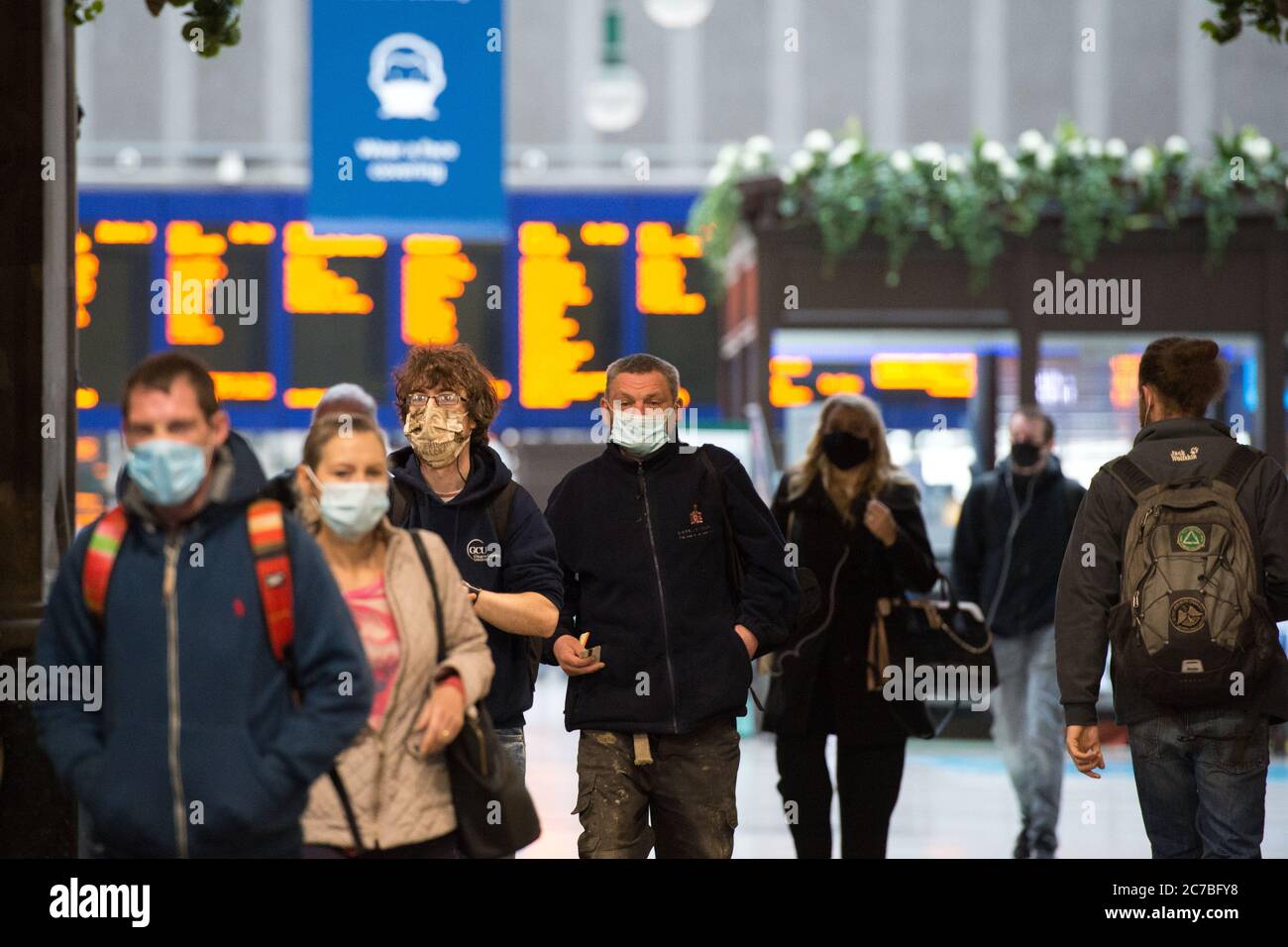 Glasgow, Schottland, Großbritannien. Juli 2020. Im Bild: Menschen mit Gesichtsmasken und Gesichtsbezügen während ihrer täglichen Zugfahrt zum Hauptbahnhof im Stadtzentrum. Die schottische Regierung hat es zur Pflicht gemacht, dass Gesichtsbezüge bei Reisen mit öffentlichen Verkehrsmitteln in Schottland getragen werden, um die Ausbreitung des Coronavirus zu verhindern. Quelle: Colin Fisher/Alamy Live News Stockfoto