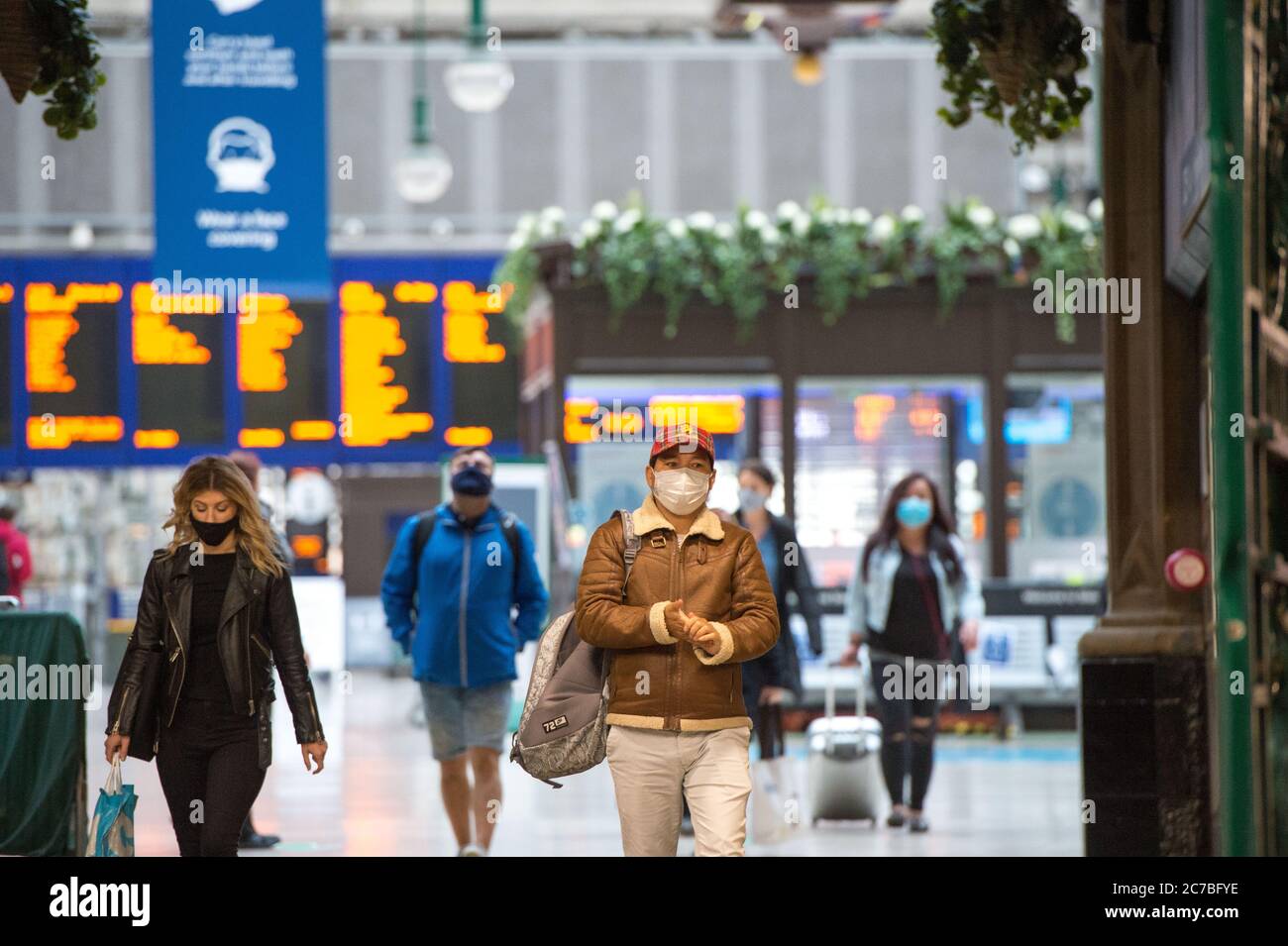 Glasgow, Schottland, Großbritannien. Juli 2020. Im Bild: Menschen mit Gesichtsmasken und Gesichtsbezügen während ihrer täglichen Zugfahrt zum Hauptbahnhof im Stadtzentrum. Die schottische Regierung hat es zur Pflicht gemacht, dass Gesichtsbezüge bei Reisen mit öffentlichen Verkehrsmitteln in Schottland getragen werden, um die Ausbreitung des Coronavirus zu verhindern. Quelle: Colin Fisher/Alamy Live News Stockfoto
