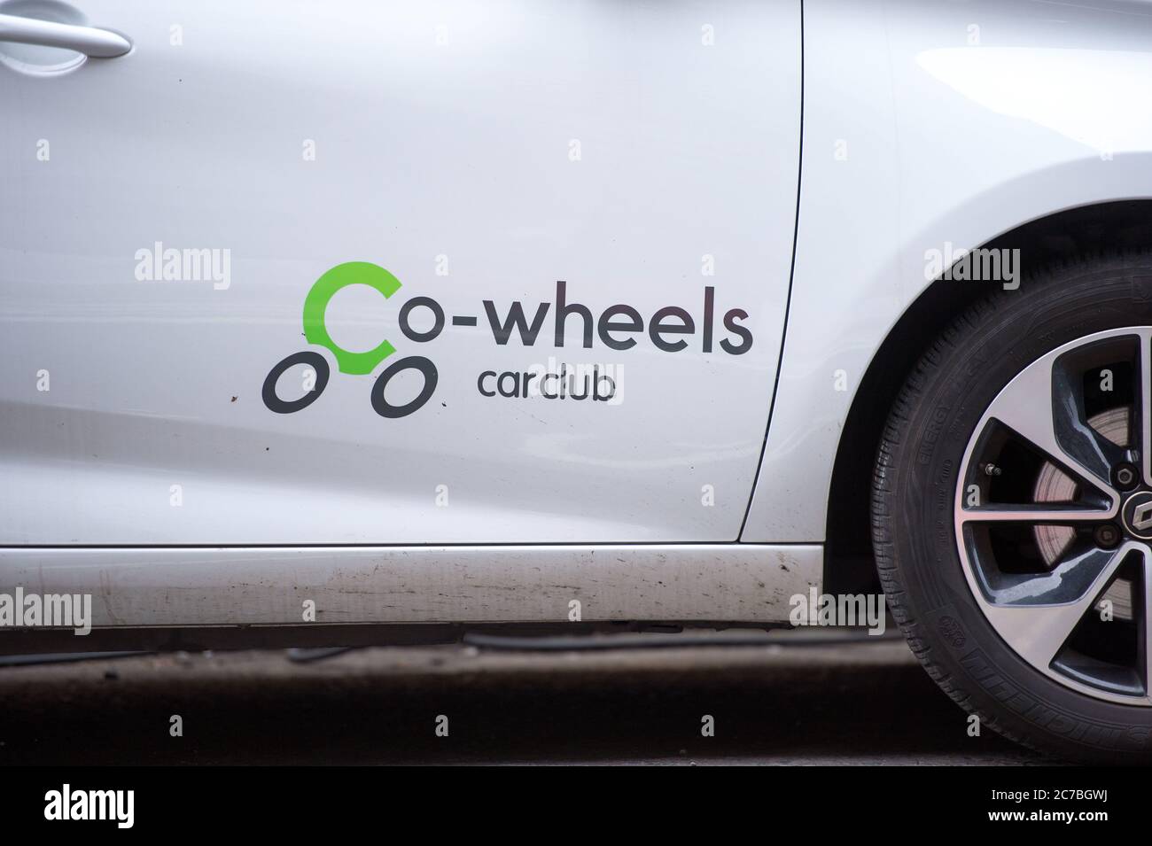 Glasgow, Schottland, Großbritannien. Juli 2020. Bild: Co-Wheels Car Club Auto gesehen geparkt, während mit einem elektrischen charing Point im Stadtzentrum von Glasgow verbunden. Die Parkbucht bietet Platz für zwei Elektroautos. Die schottische Regierung sagte, dass sie Glasgow als erstes Land mit null CO2-Emissionen in Europa sehen wollen, wenn dies erreicht werden soll, müssen massive Investitionen in die Infrastruktur für mehrere Ladestellen in der ganzen Stadt und neue Technologien in Autos getätigt werden. Quelle: Colin Fisher/Alamy Live News Stockfoto