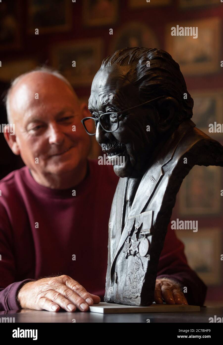 Garry McBride von Monumental Icons mit einer Bronzebust von Captain Sir Tom Moore, die von der Firma Derbyshire in Auftrag gegeben und von Andrew Edwards in der Hoffnung, dass sie am Hauptsitz der NHS Charities Together, der Wohltätigkeitsorganisation, die der Hundertjährige Geld gesammelt hat, ausgestellt werden kann. Stockfoto