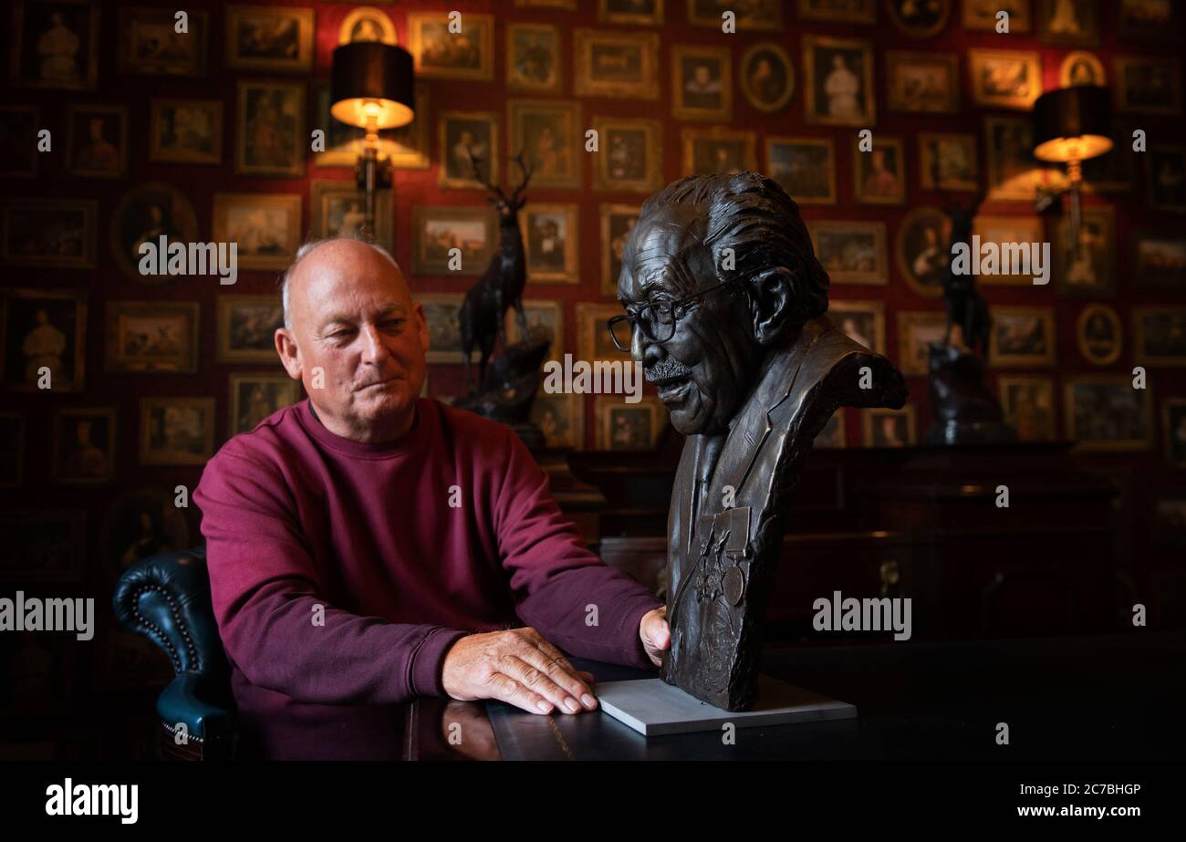 Garry McBride von Monumental Icons mit einer Bronzebust von Captain Sir Tom Moore, die von der Firma Derbyshire in Auftrag gegeben und von Andrew Edwards in der Hoffnung, dass sie am Hauptsitz der NHS Charities Together, der Wohltätigkeitsorganisation, die der Hundertjährige Geld gesammelt hat, ausgestellt werden kann. Stockfoto