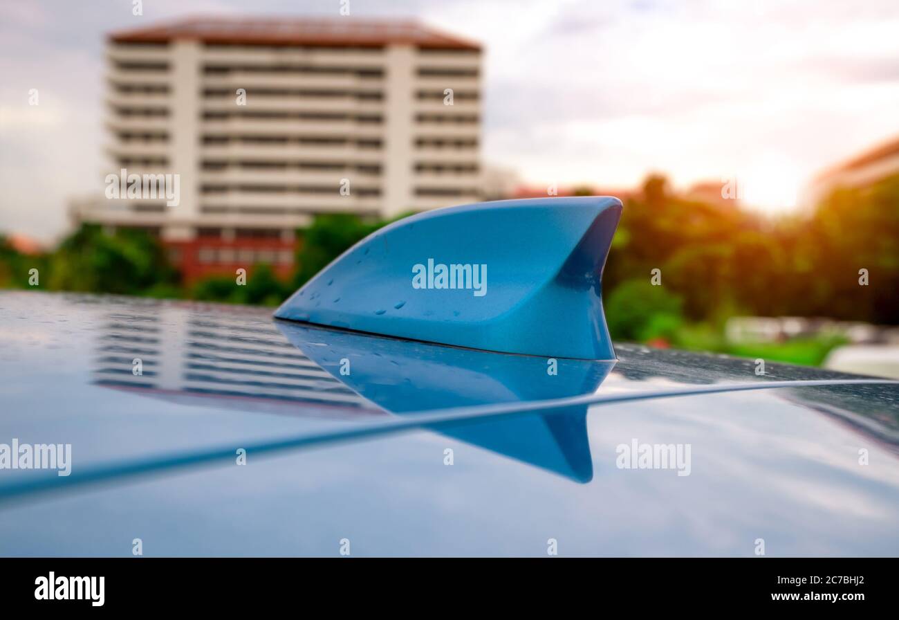 Nahaufnahme Auto Haifischflosse drahtlose Antenne auf blauem Dach. GPS  Antenne Haifischflossenform auf einem Auto für Radio-Navigationssystem.  AM/FM-Autoradio-Antenne Stockfotografie - Alamy