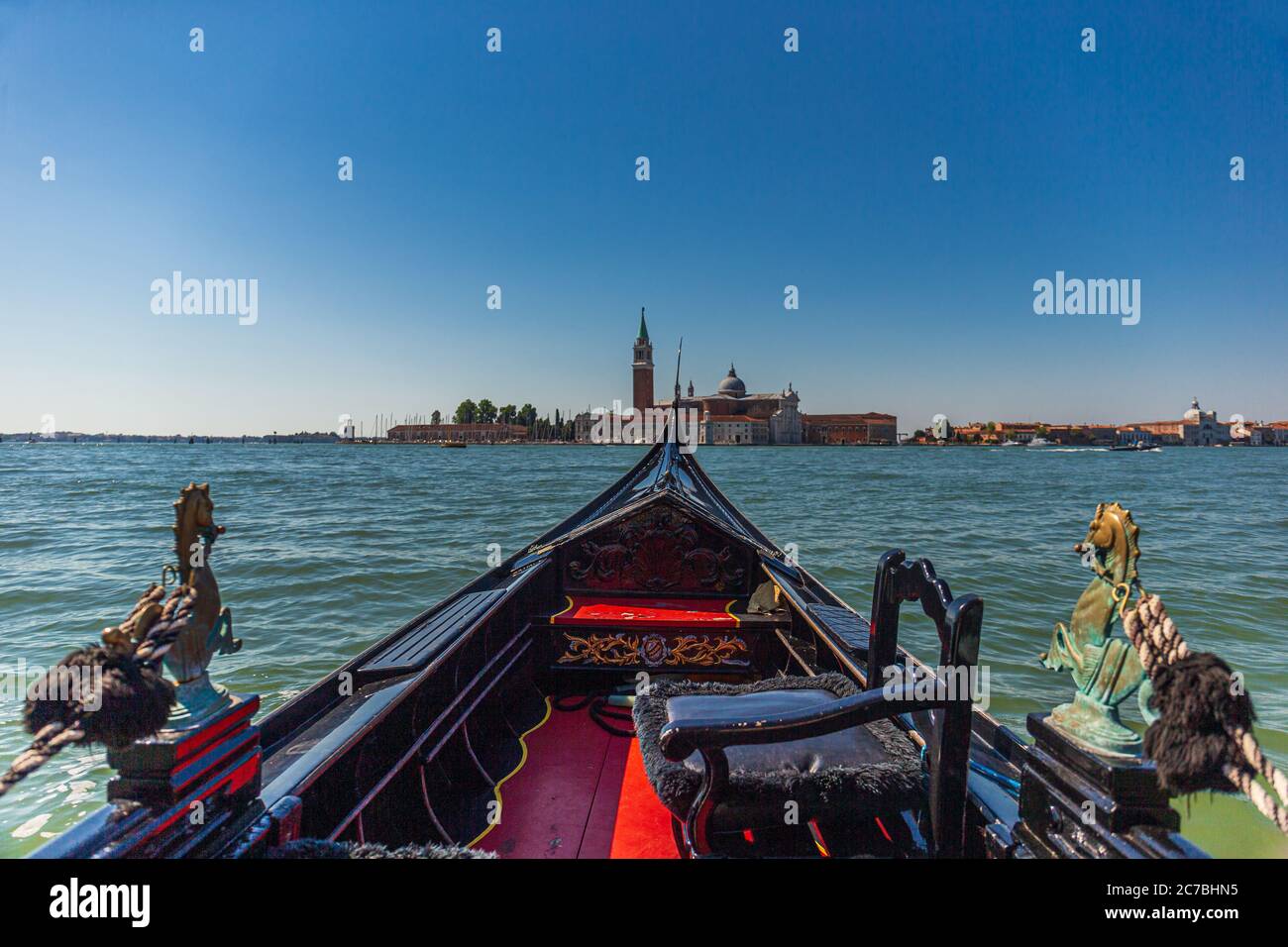 Blick in einer Gondelbahn mit San Giorgio Maggiore im Hintergrund Stockfoto
