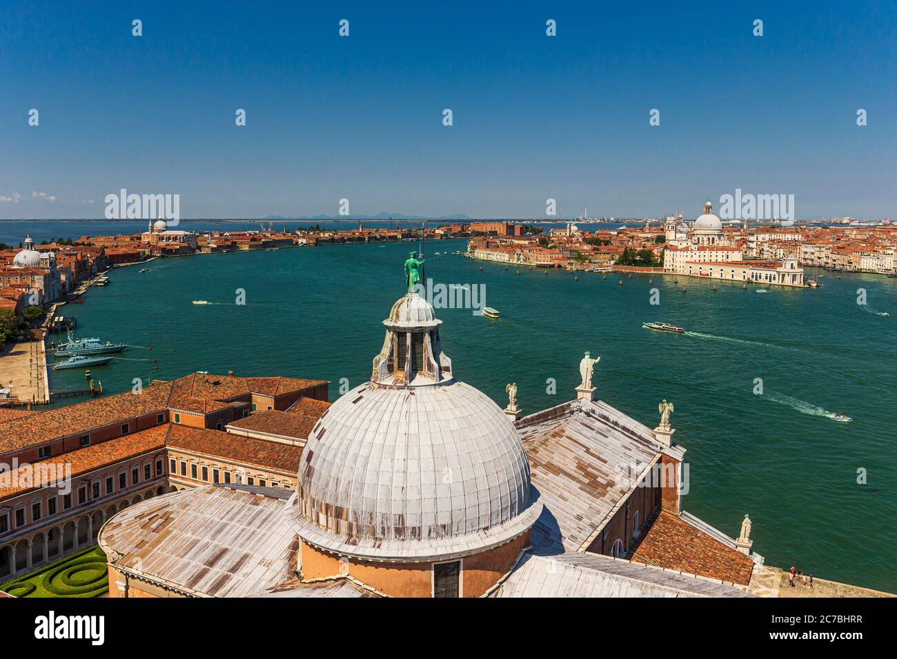 Blick auf die Lagune von Venedig und Inseln vom Campanile San Giorgio Maggiore. Stockfoto