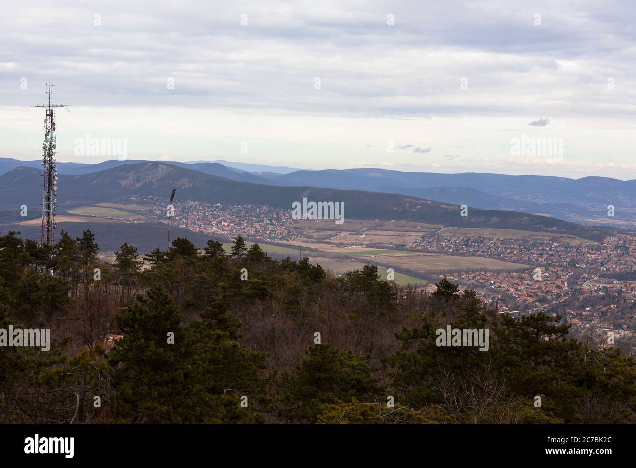 Blick nordwestlich von Hármashatárhegy über die Budaer Berge nach Nagy-Kevély und Pilisborosjenő, Ungarn Stockfoto