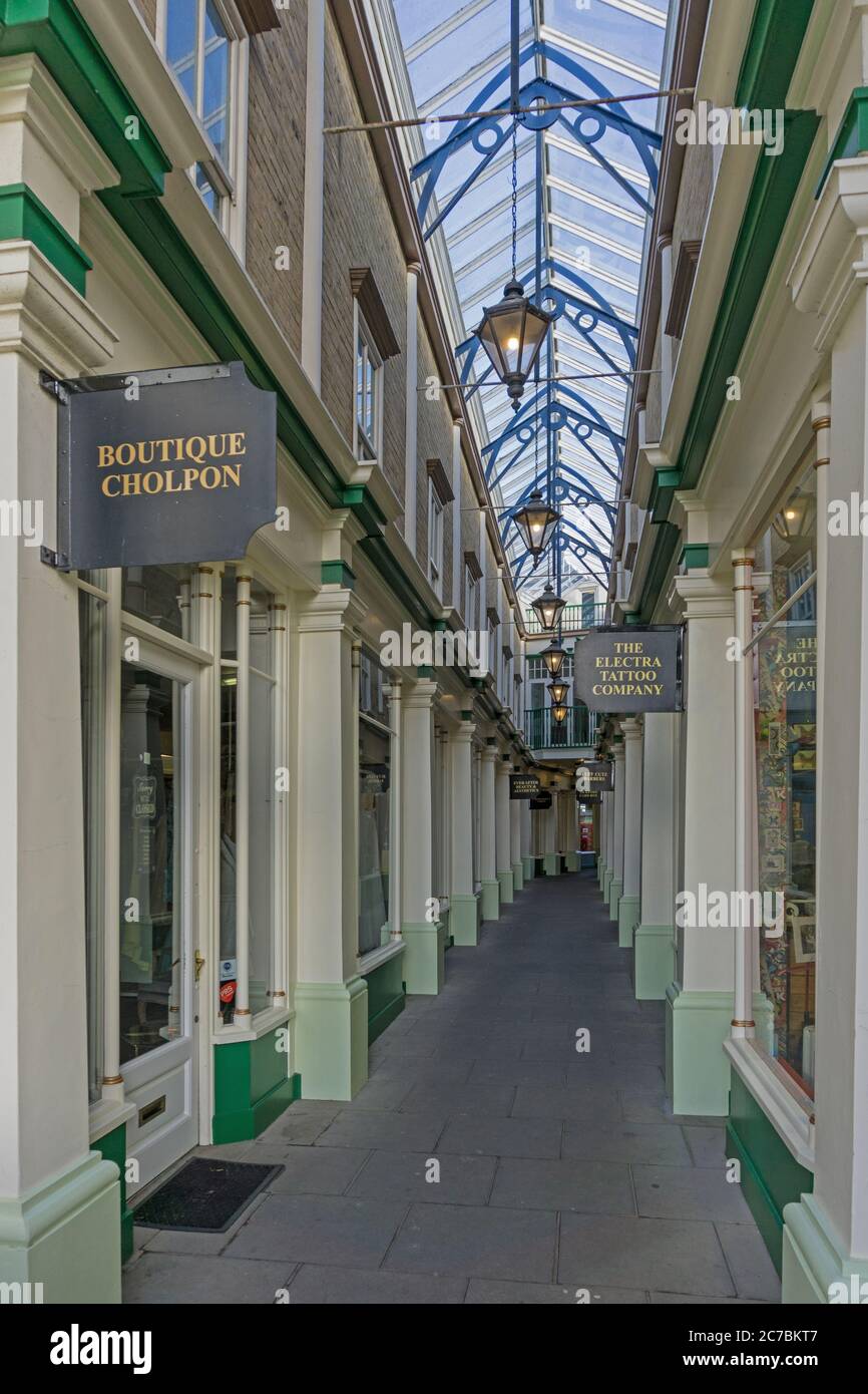 Tickford Arcade, eine historische Arkade mit kleinen Geschäften aus dem Jahr 1912, Newport Pagnell, Buckinghamshire, Großbritannien Stockfoto
